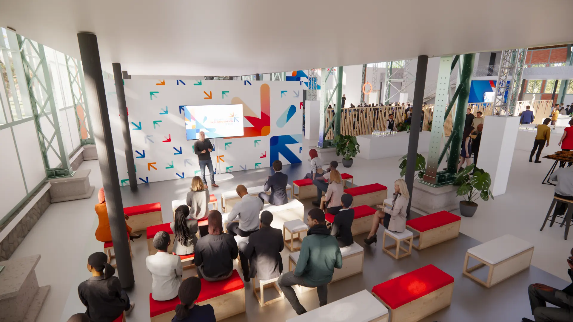 Une conférence devant un public installé sur des banquettes rouges, face aux flèches multicolores