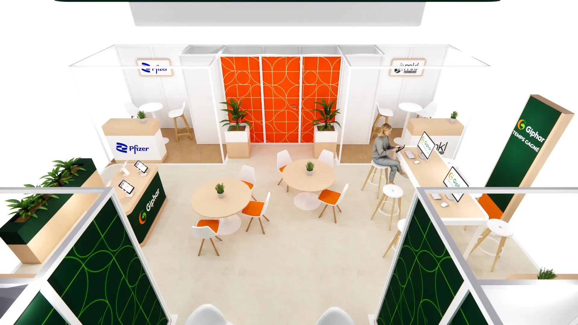 Vue plongeante sur le salon central et le mur orange du stand