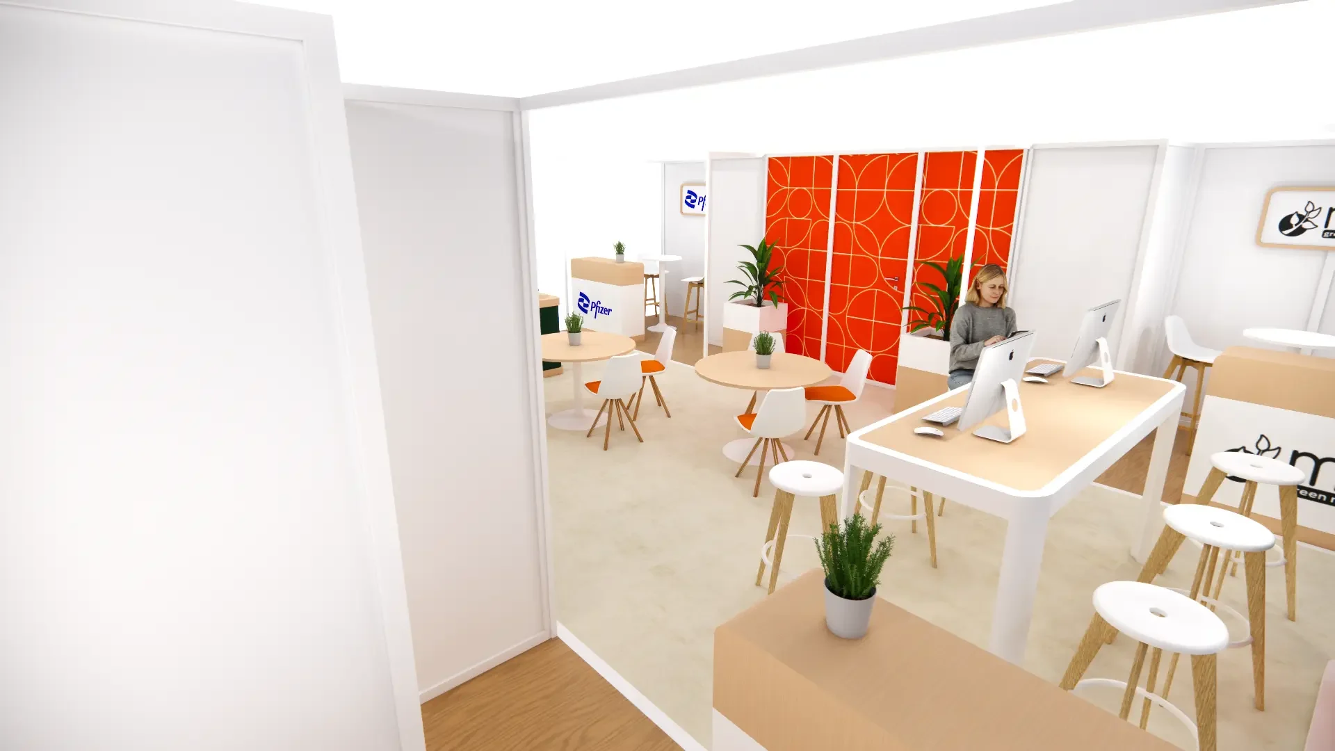 Vue intérieure vers le mur orange et les tables hautes