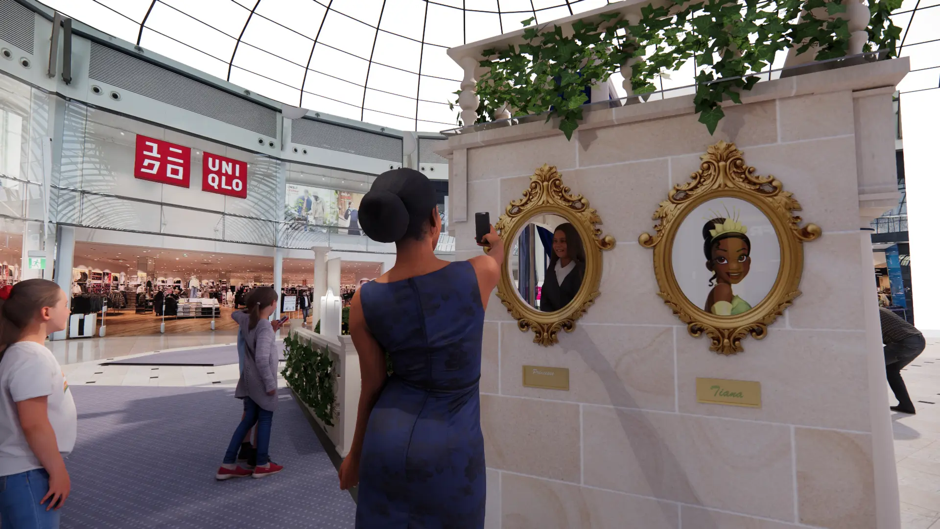 Une maman photographie sa fille devant le miroir doré de Tiana